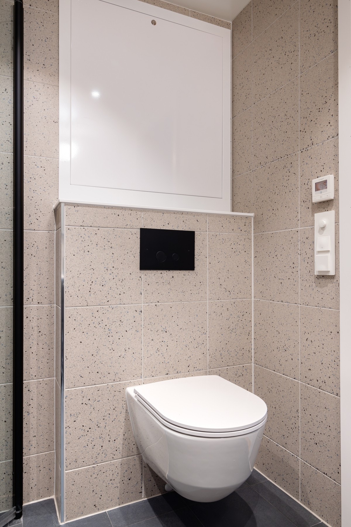 Vegghengt toalett med skjult sisterne Galleribilde