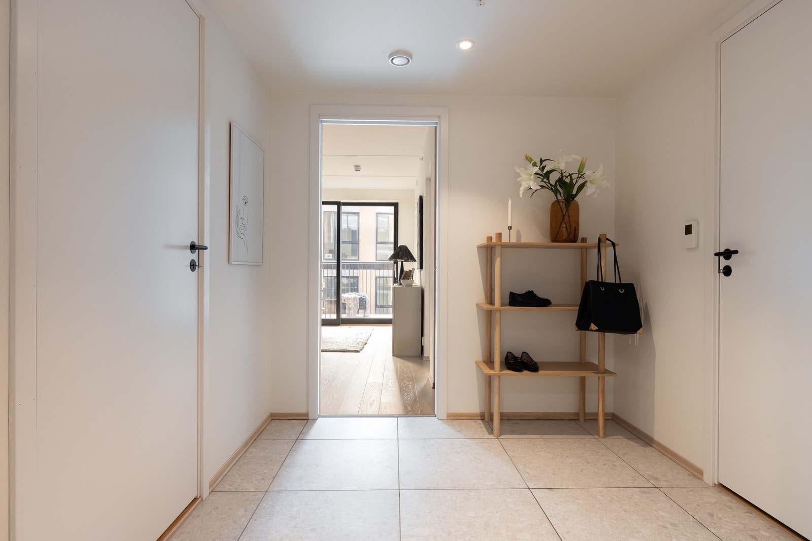 Entreen er flislagt og romslig med plass til garderobeskap og klesoppheng Galleribilde