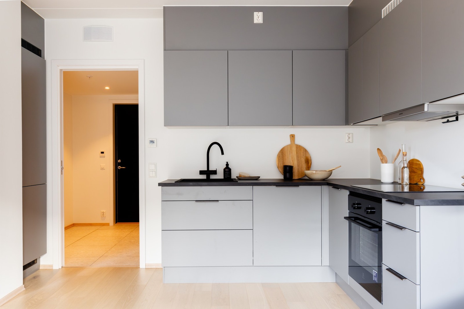 Kjøkkenet tilbyr gode arbeidsflater og lagringsplass Galleribilde