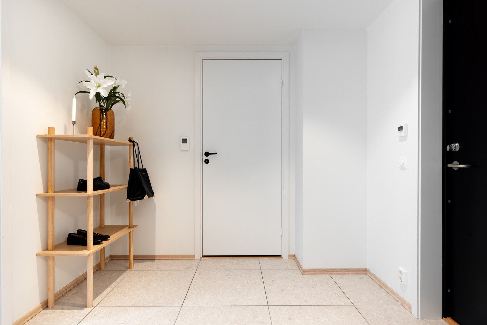 En innvendig bod/teknisk rom med god lagringsplass i tilknytning entreen Galleribilde