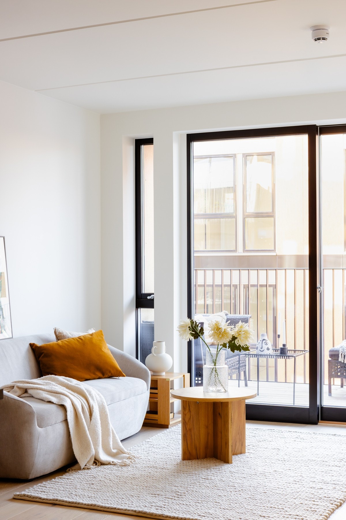 Stuen oppleves lys og luftig med naturlig plass for en deilig sofa og sofabord Galleribilde