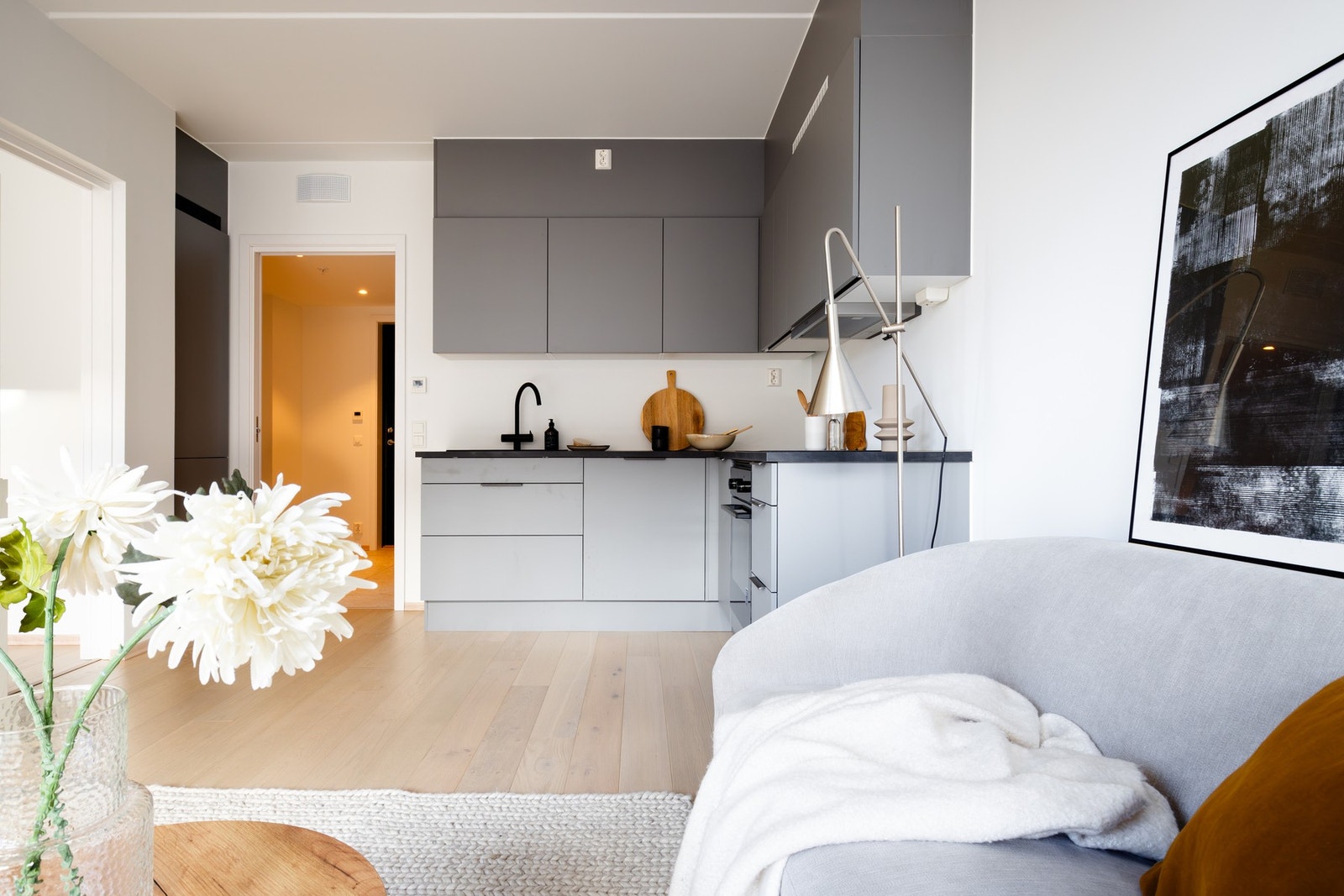 L-formet kjøkken fra HTH hvor nærmest alle elementer er blitt oppgradert for mer praktiske løsninger og et helhetlig inntrykk Galleribilde