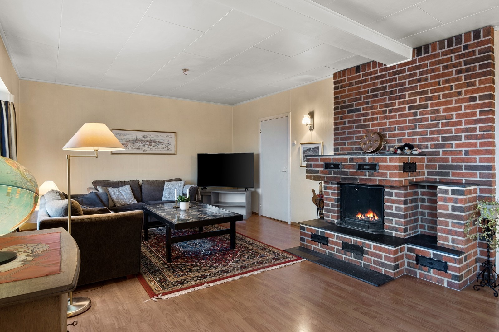 Stor peis i stuen - dør inn til soverom med utgang terrasse Galleribilde