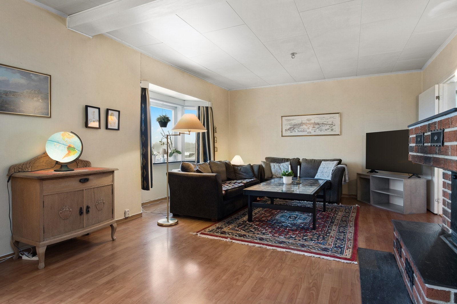 Stuen har gode lysforhold med utsyn mot sjøen Galleribilde