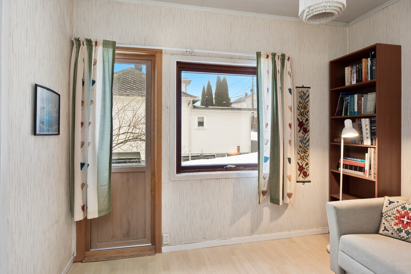 Soverom 1.etg har utgang til terrasse/hage Galleribilde