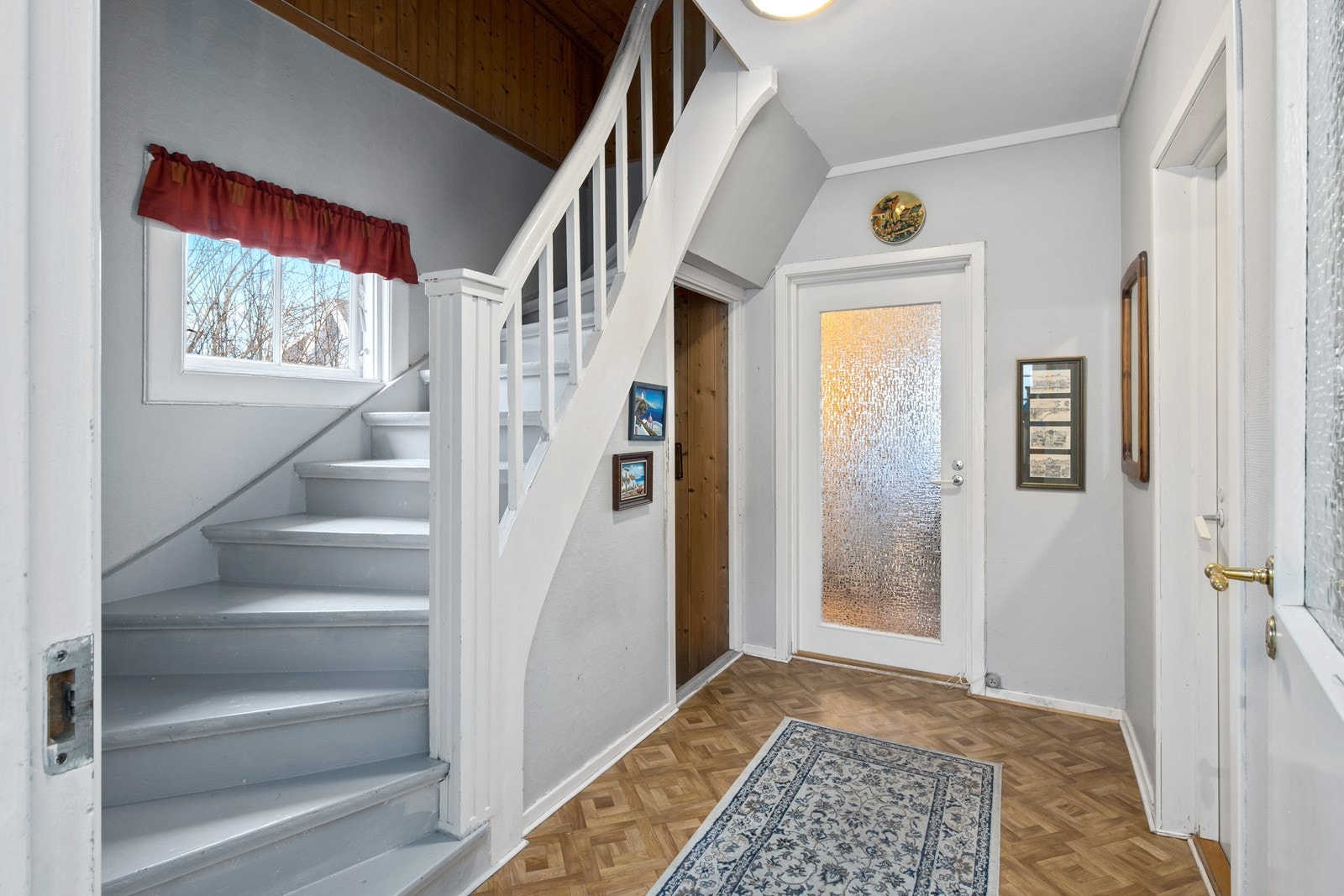 Hall med trapp opp til 2.etg Galleribilde