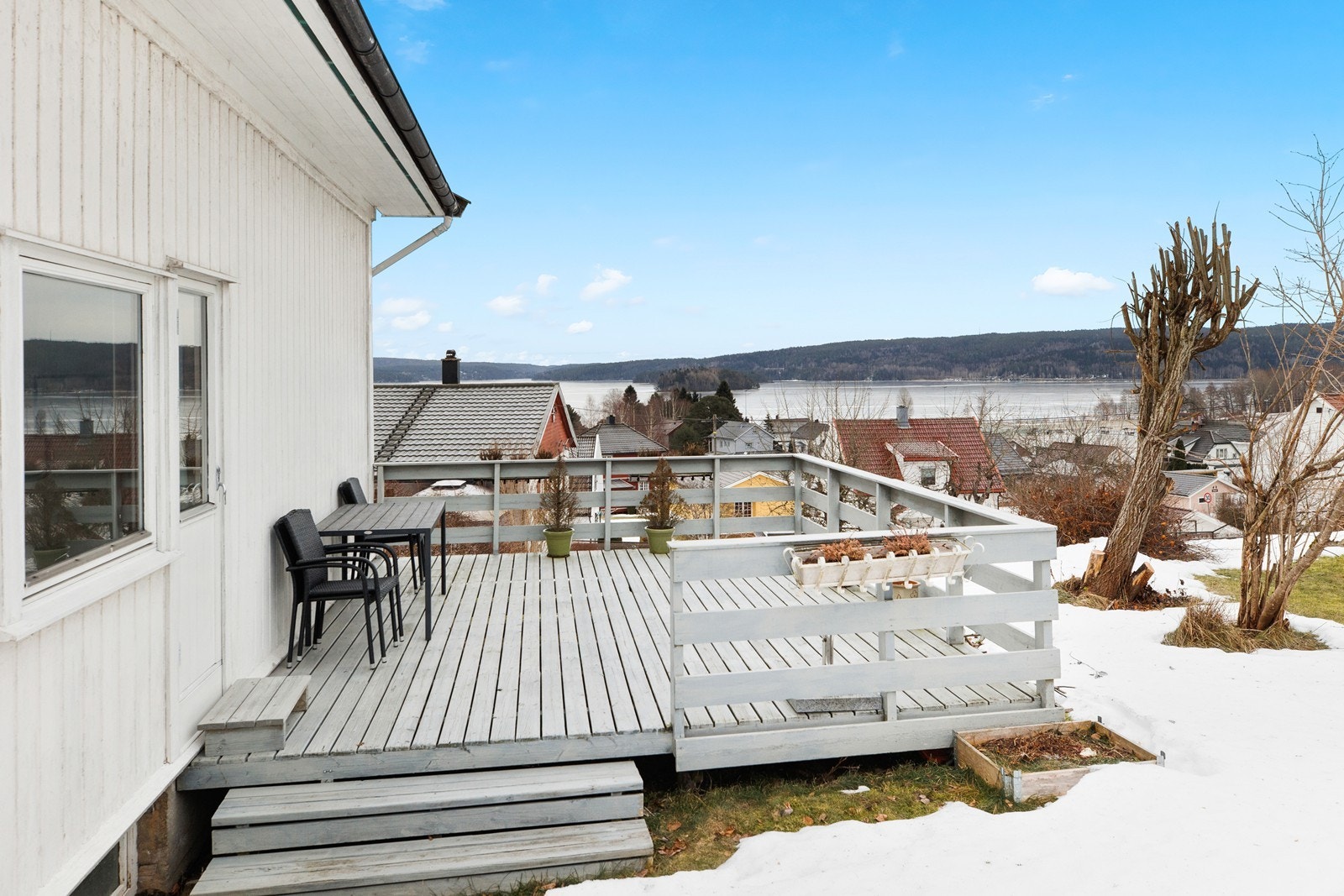 Terrasse med gode solforhold og utsikt Galleribilde