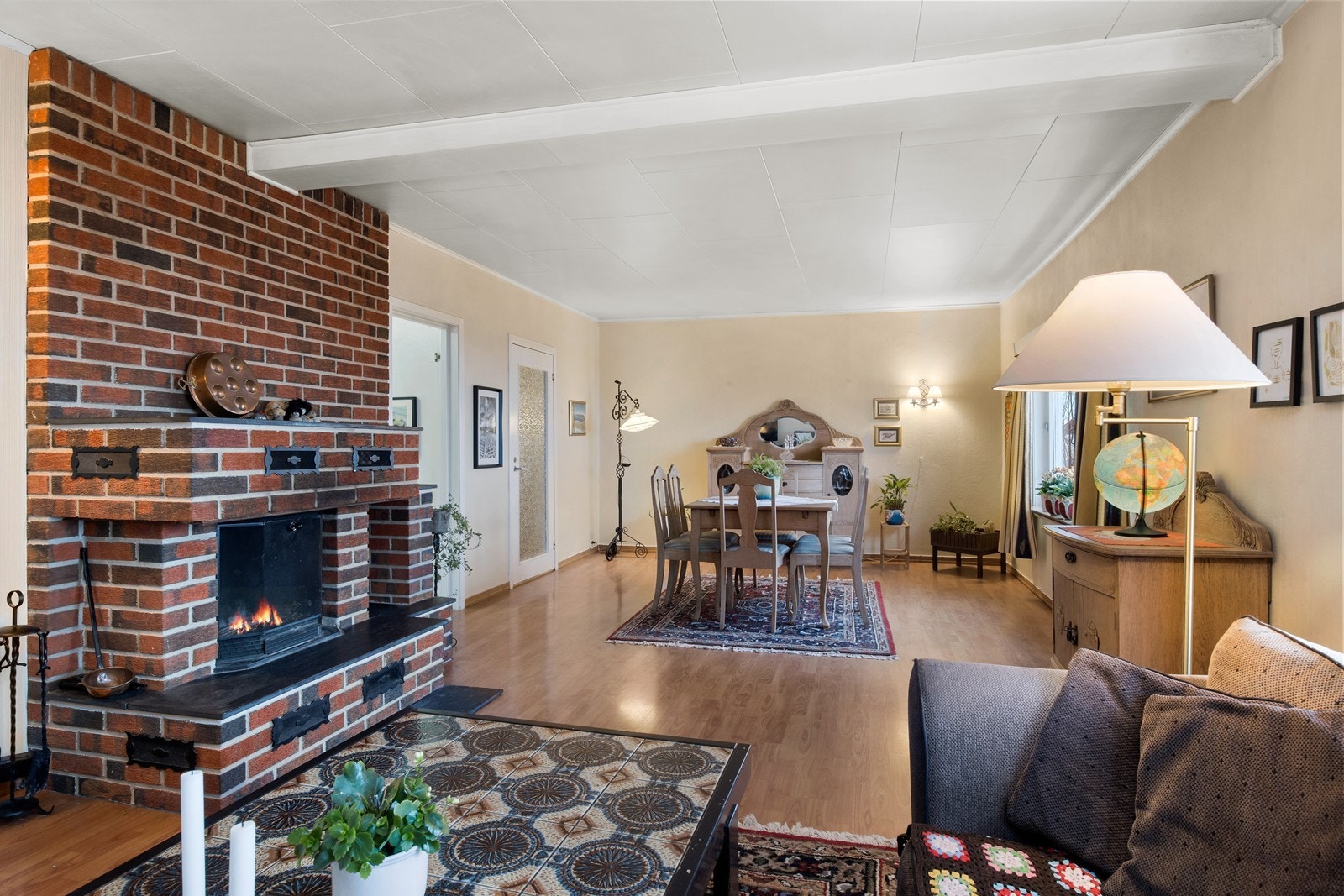 Stue med stemningsfull peis Galleribilde