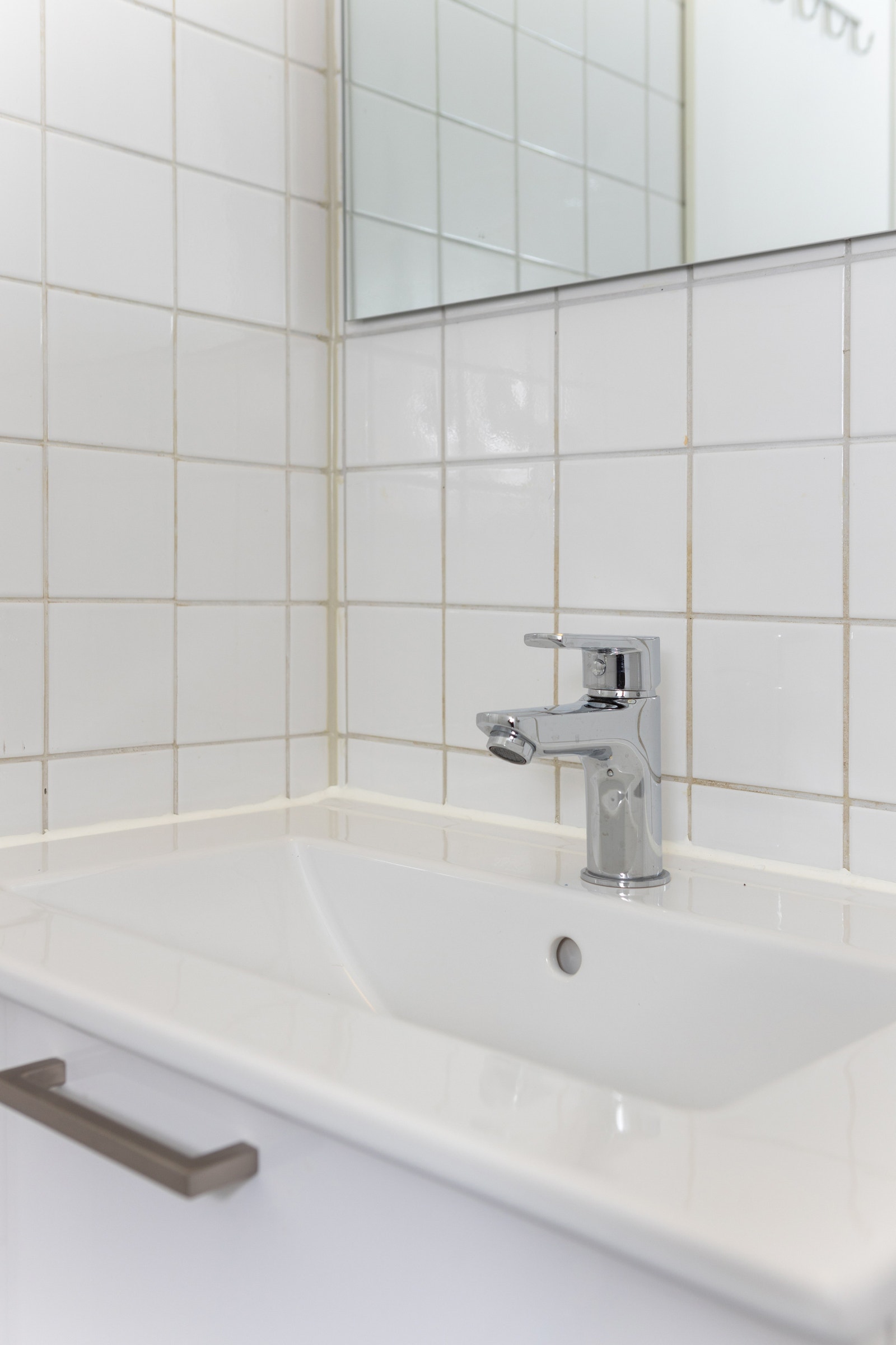 Det er god plass for oppbevaring av toalettsaker og diverse i skap under servant og i hylle på veggen Galleribilde