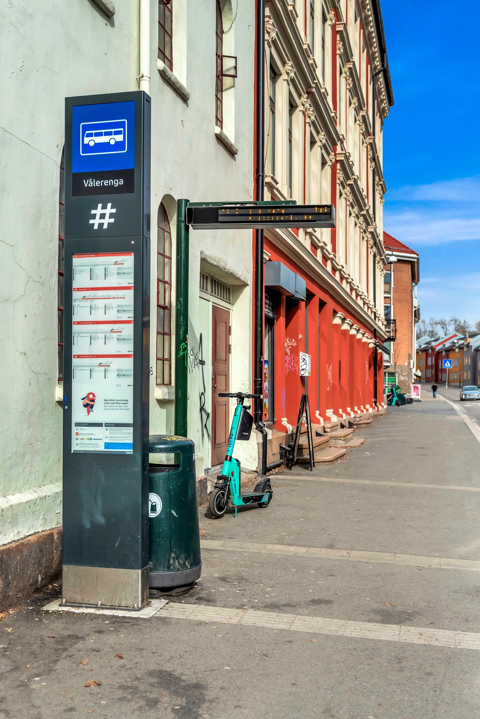 Helsfyr. Busstoppet i Strømsveien er i umiddelbar nærhet og herfra går det også busser til Lillestrøm.20- bussen går fra Jordal Amfi via St. Hanshaugen til Nydalen, og 32-bussen fra St. Hallvards hjemmet med stop på Rådhusplassen for de som vil ut på øyen Galleribilde