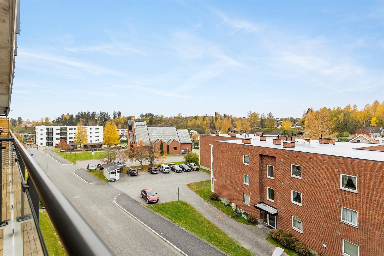 - Leiligheten ligger høyt og fritt i bygget med svært gode solforhold og flott utsikt over nærområdet - Galleribilde