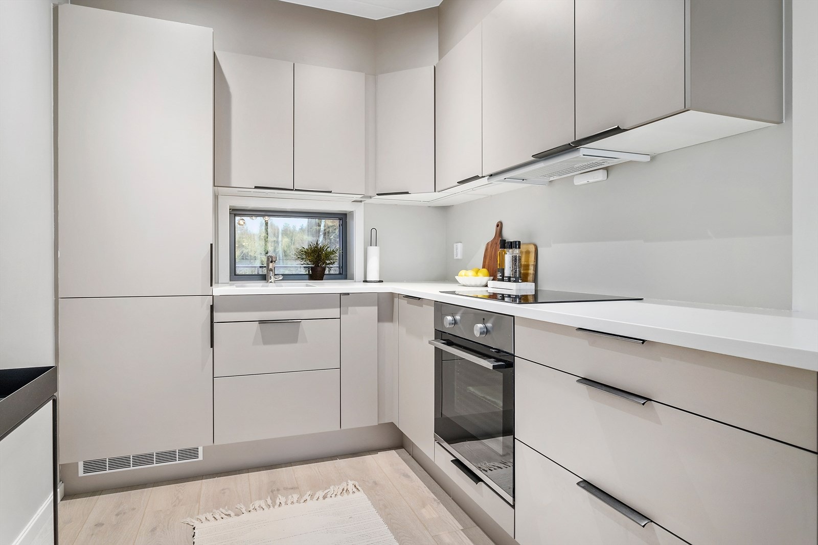 - Kjøkkeninnredning fra kvalitetsleverandøren Sigdal i fargen "Sand" med silestone benkeplate og sorte håndtak som gir et delikat uttrykk - Galleribilde