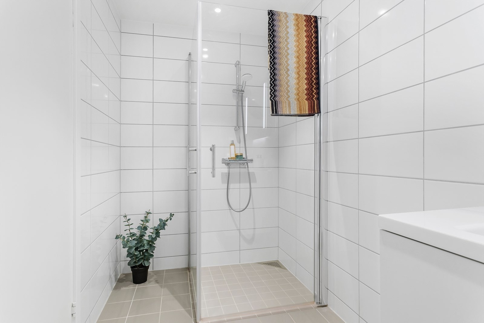 - Pent helfliset bad med vannbåren gulvvarme og malte glatte flater med downlightsbelysning i himling - Galleribilde
