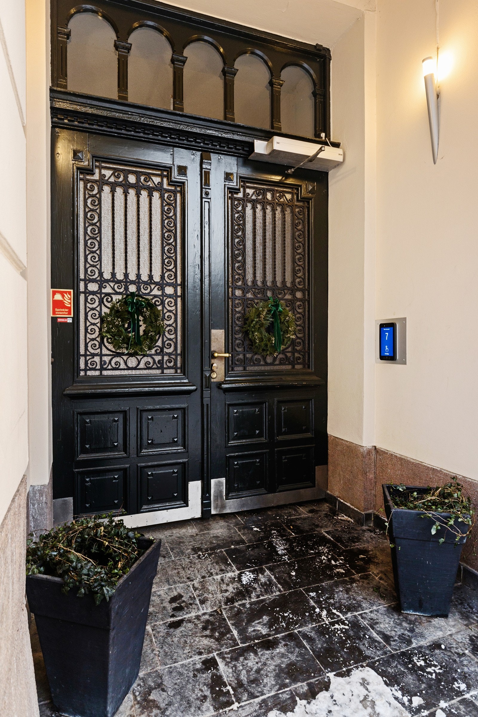 Inngant via bakgård Galleribilde