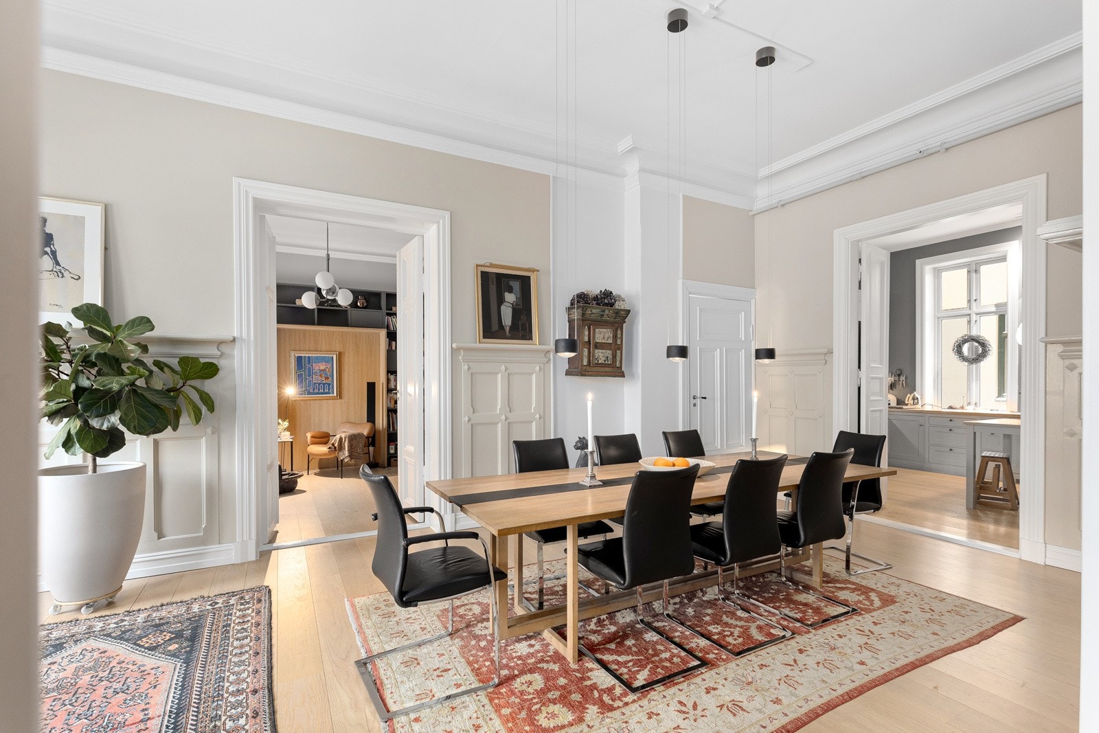 Stor spisestue med originale detaljer Galleribilde