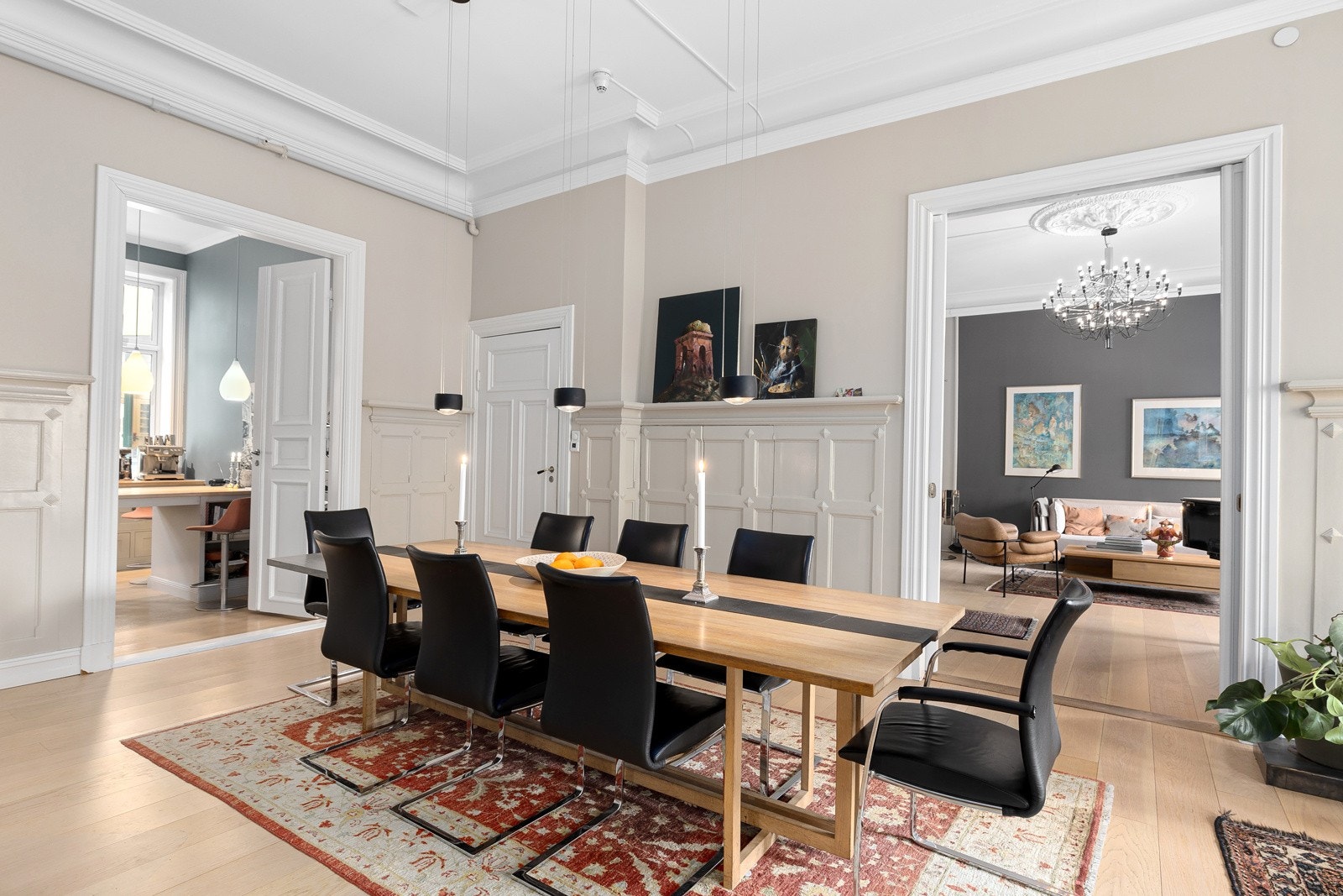 God plass til stort spisebord Galleribilde