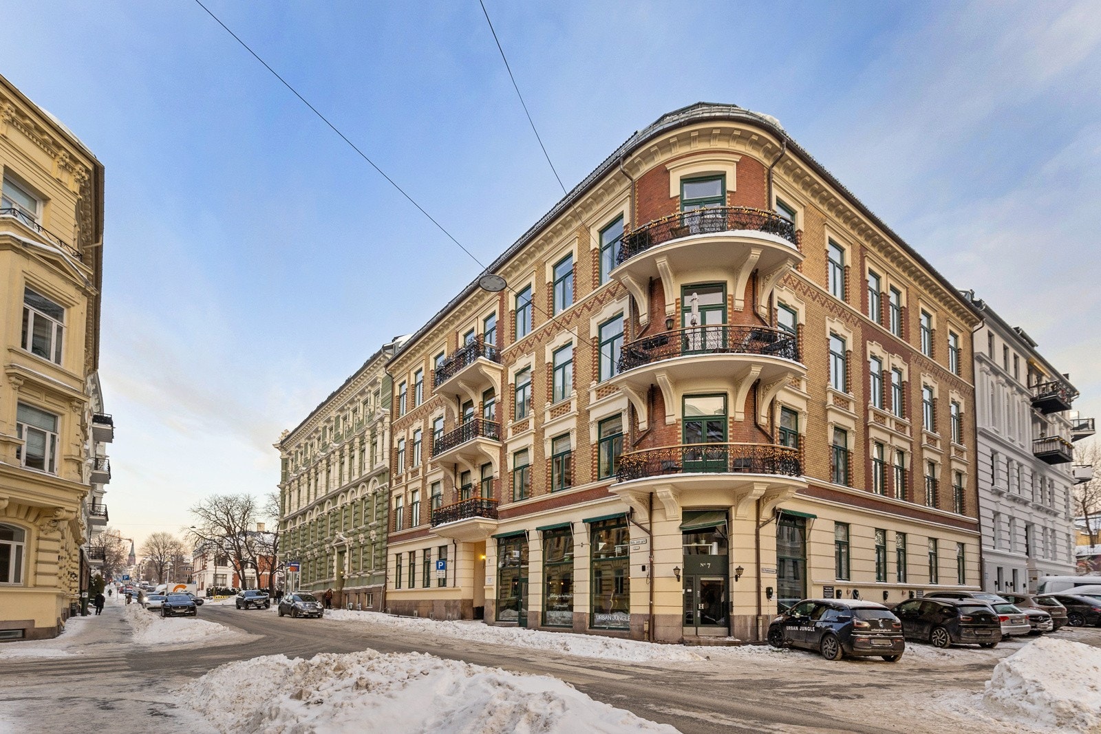 Leiligheten disponerer en stor bod i kjeller. Godt med lagringsmuligheter i leiligheten med smart og moderne løsninger som balanserer utmerket med resten av leilighetens sjarm. Galleribilde