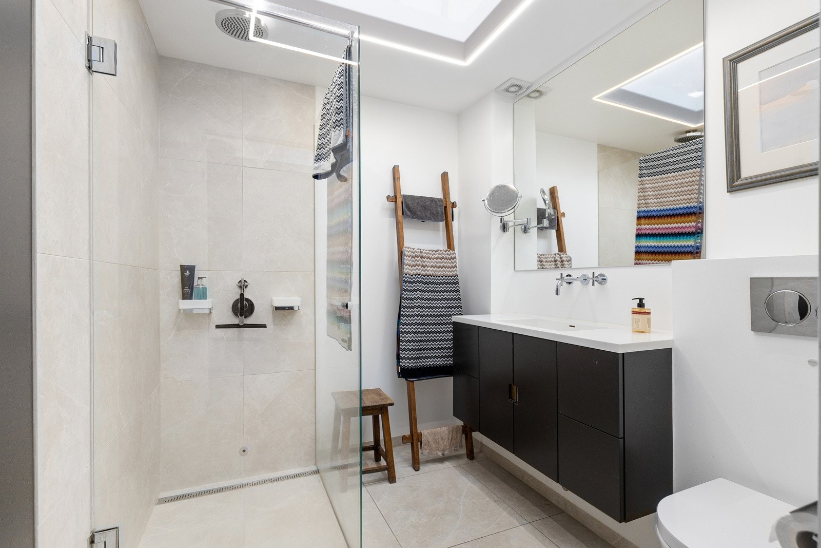 Delikat dusjbad designet av Holedesign Galleribilde