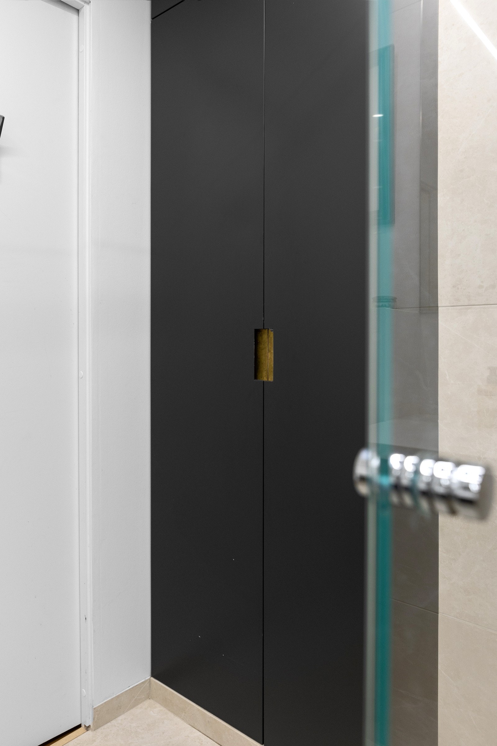 Badet er bygd i en smart og moderne kube-løsning. Spesialstøpte Corian servanter, hylleplater i Corian og armaturer fra Dornbracht og Axor/Hans Grohe. Galleribilde