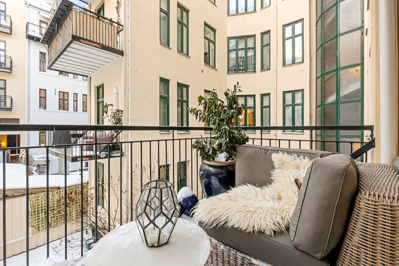 Utgang til en sydøstvendt balkong på ca. 7 kvm som vender inn mot stille bakgård Galleribilde