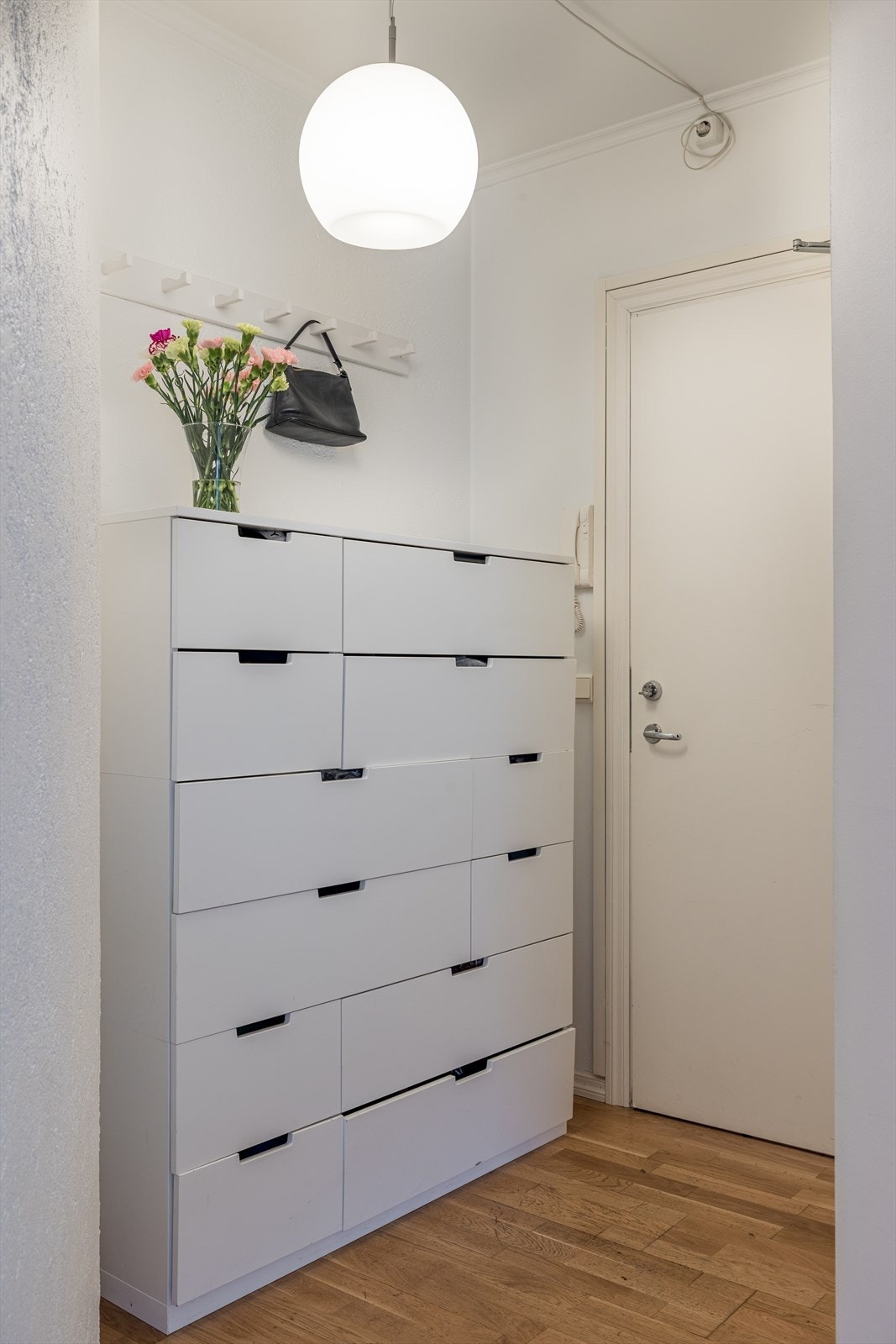 - Lys og innbydende entré med god plass til sko og yttertøy - Galleribilde