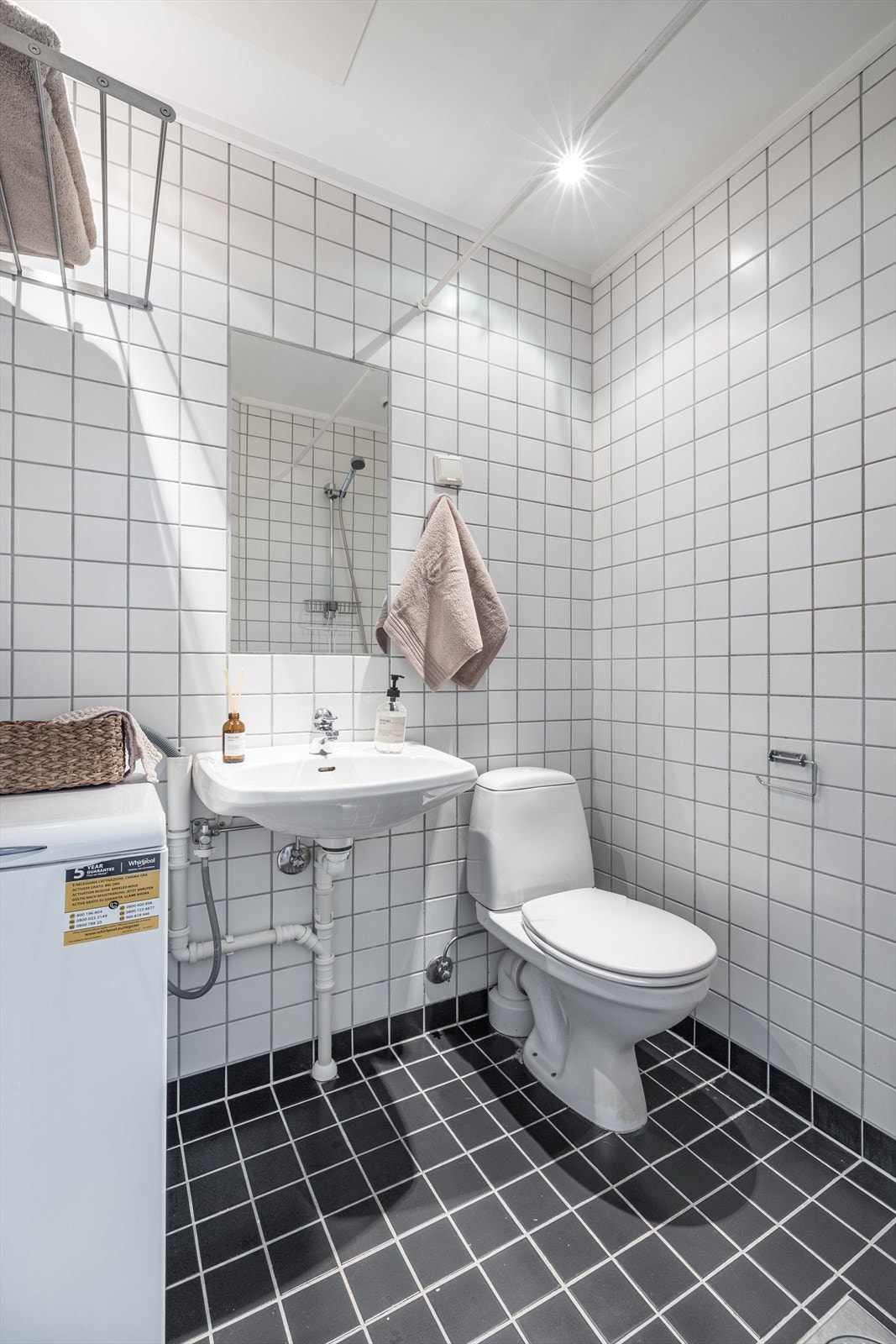 - Innredet med klosett, servant og dusjgarnityr. Opplegg for vaskemaskin - Galleribilde