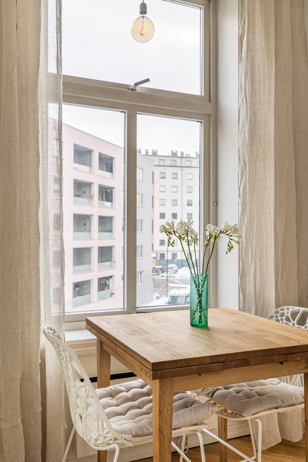 - Store vindusflater som gir rikelig med luft og lys - Galleribilde