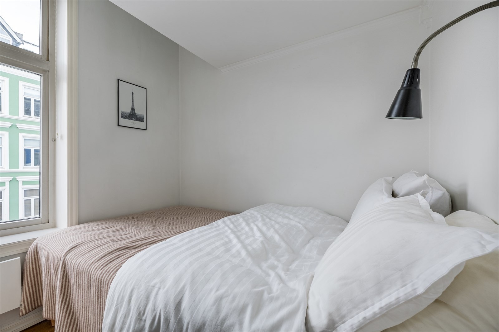 - Soverom med plass til dobbeltseng(140 cm), nattbord - Galleribilde