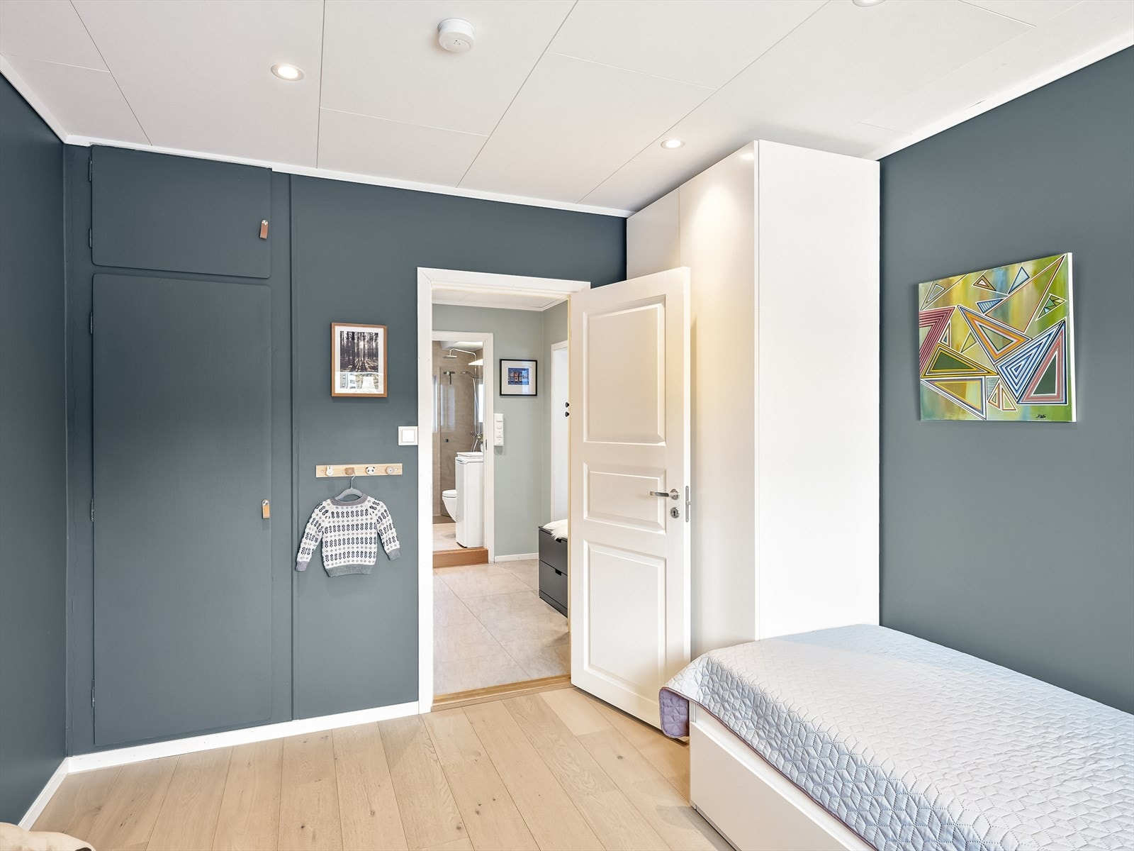 Innbydende soverom med integrert lagringsplass. Galleribilde