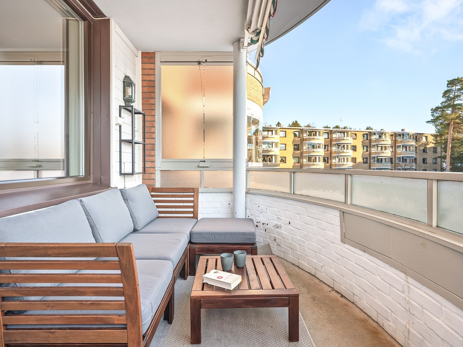 Innbydende balkong med plass for relax og utsikt over nærområdet. Galleribilde