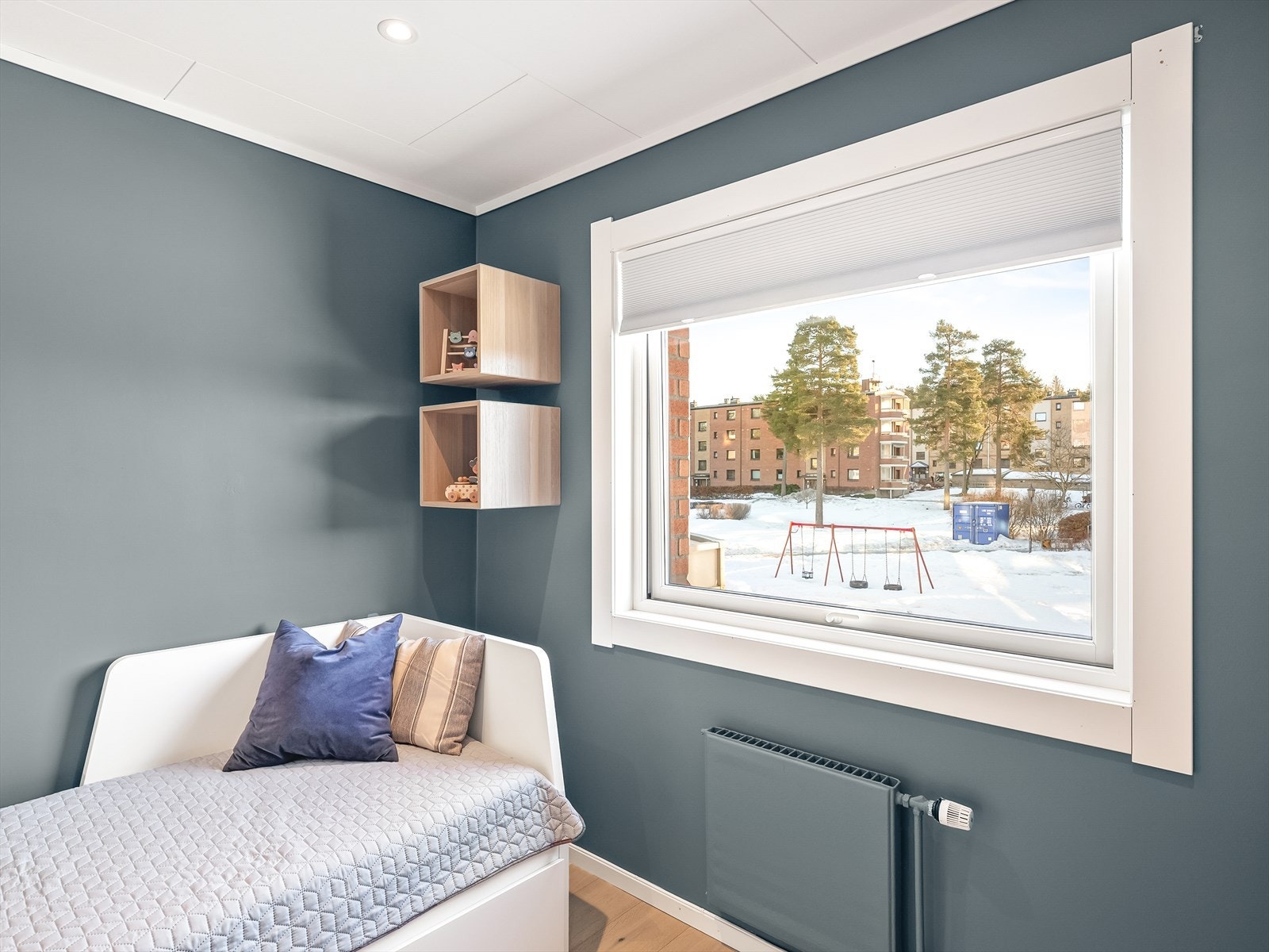 Koselig soverom med utsikt mot lekeplass. Galleribilde