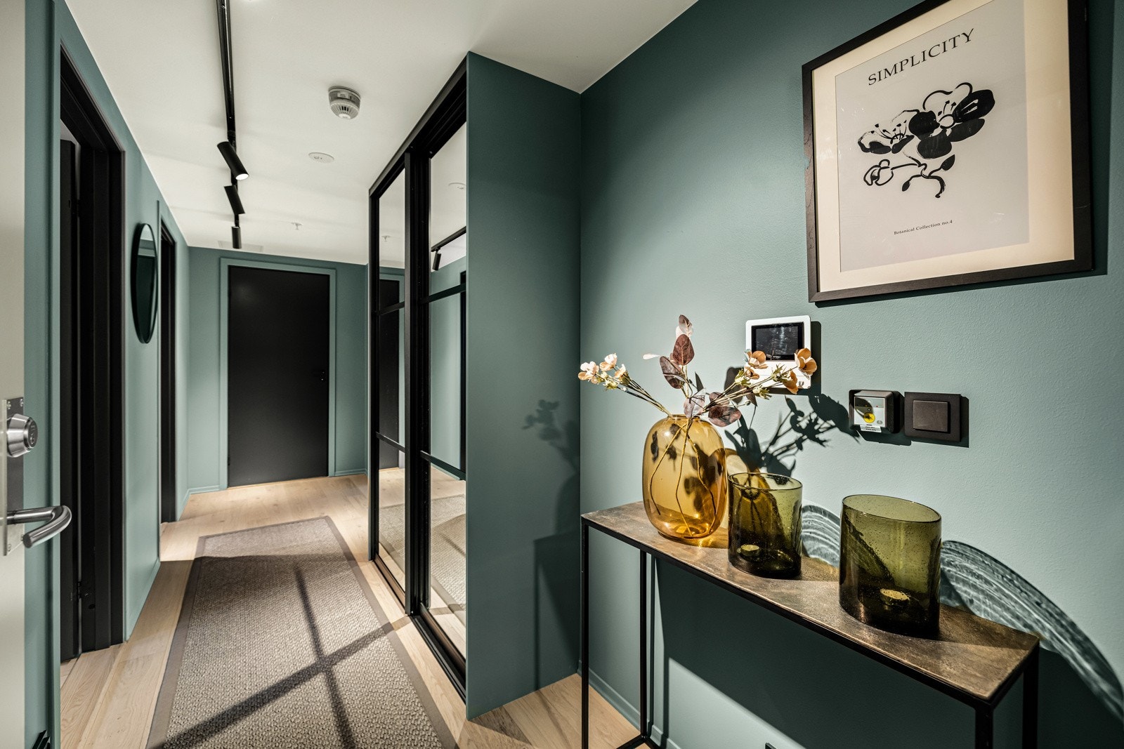 Entré med skyvedørsgarderobe Galleribilde