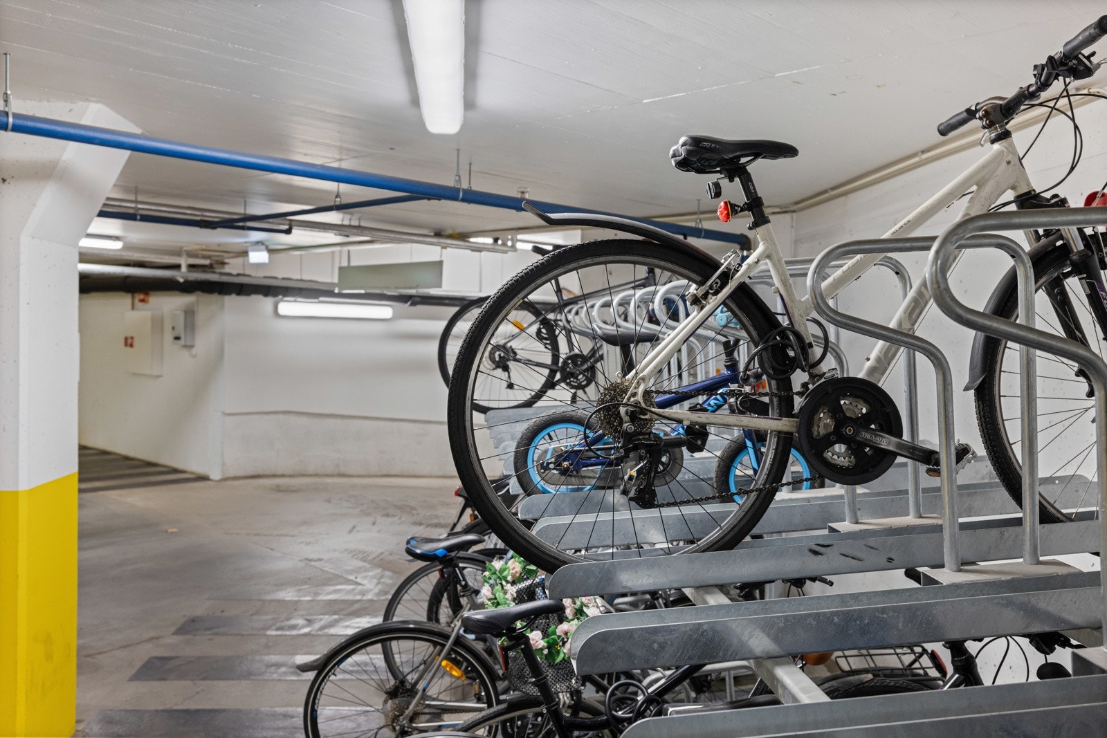 Felles sykkelparkering i garasjen og eget sykkelrom Galleribilde