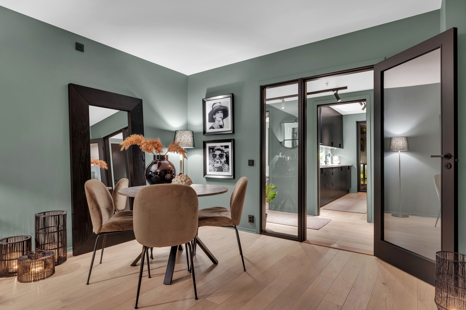 Romslig stue med plass til sofagruppe og spisebord Galleribilde