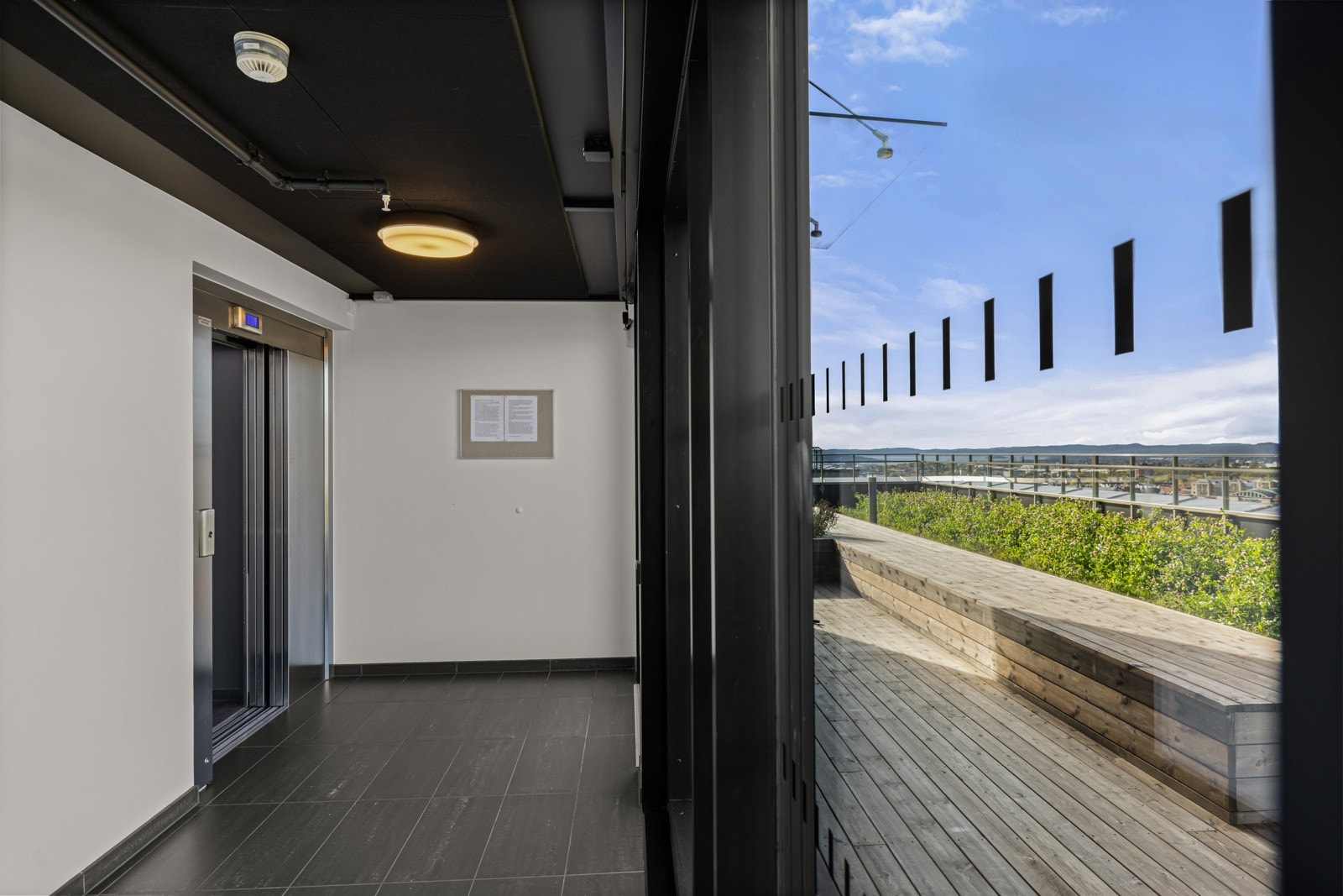 Adkomst til takterrassene med heis fra garasjeanlegget Galleribilde