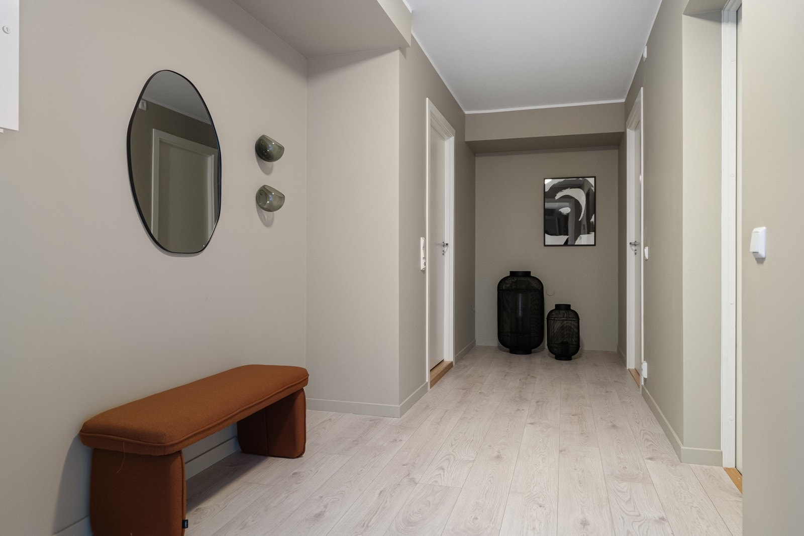 Romslig entré/gang med god plass til garderobeløsninger. Galleribilde