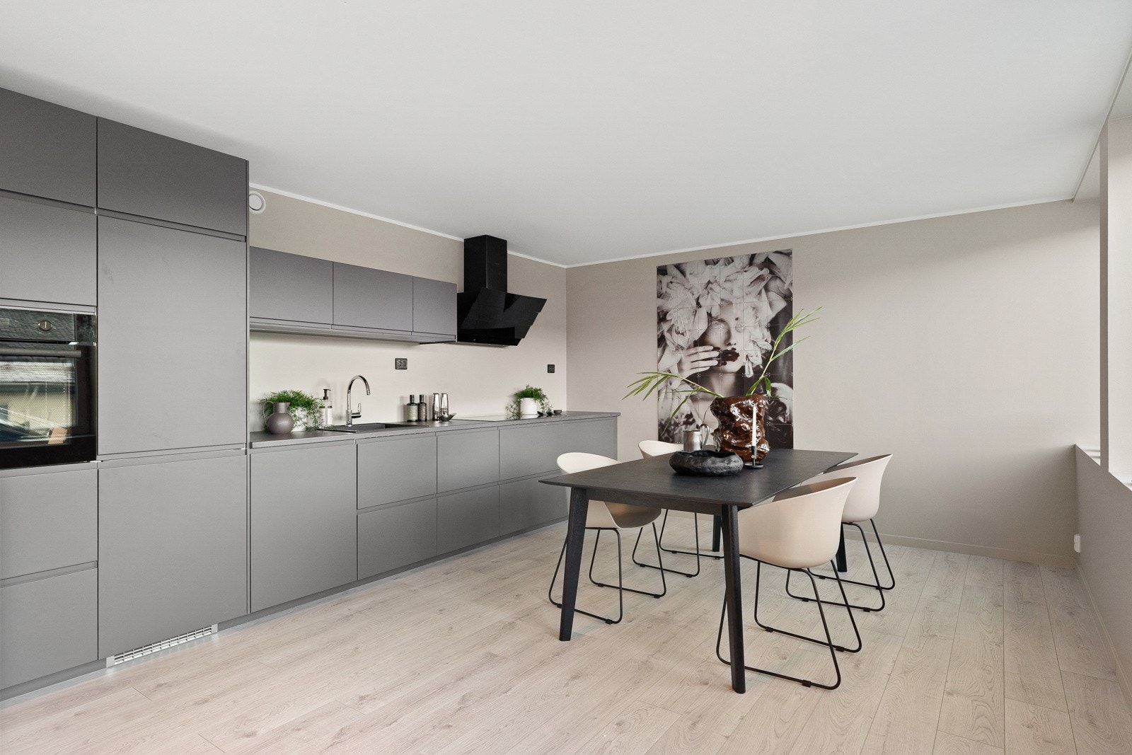 IKEA-kjøkken med god skap- og benkeplass og plass til stort spisebord. Stue og kjøkken er hele 65 kvm! Galleribilde