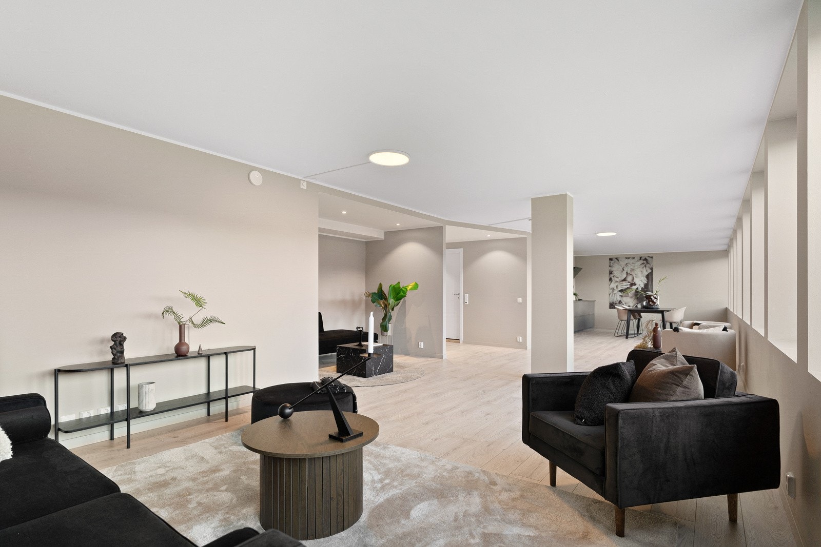 Alt nytt i 2023! Nydelig, stor 5-romsleilighet med 3 lekre bad og moderne kjøkken med integrerte hvitevarer Galleribilde