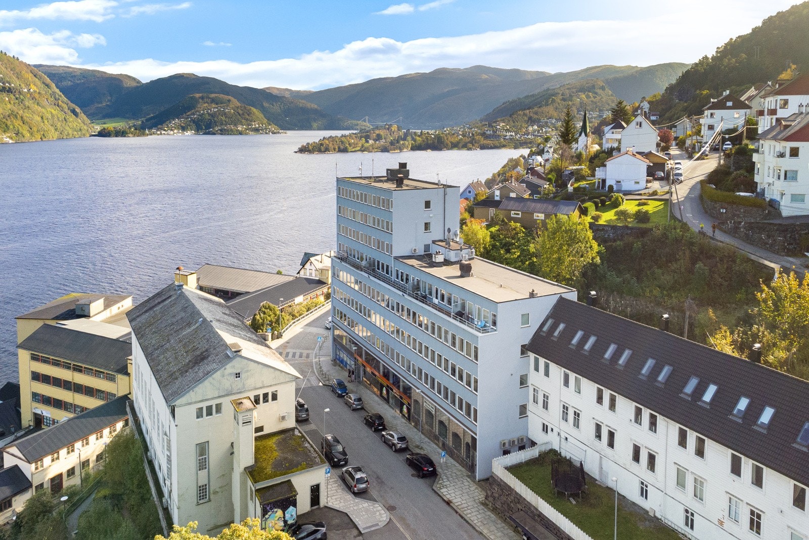 Sentral plassering i Ytre Arna, her har du dagligvare, treningssenter og spisested i samme bygg og bare 5 min til Indre Arna. Galleribilde