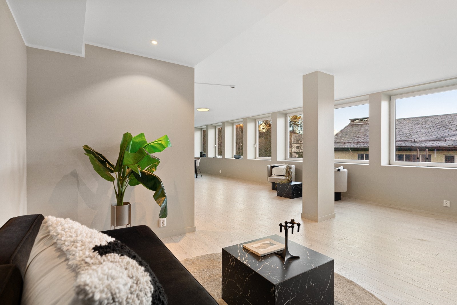 Stuen har flotte, lyse gulv og er malt i tidsriktige farger. Store vindusflater som sikrer godt lysinnslipp og utsikt mot fjorden! Galleribilde