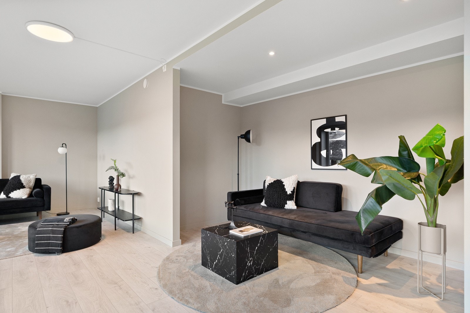 Her har du plass til flere sittegrupper og alt annet du trenger! Galleribilde