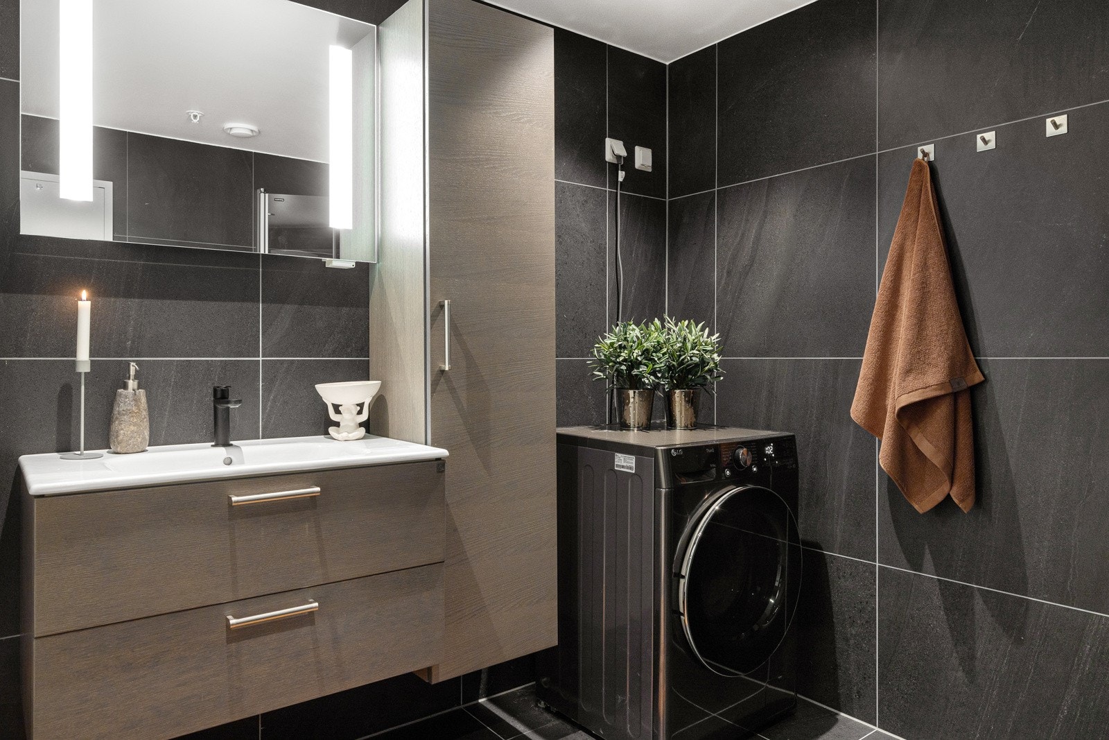 Rålekkert bad av god størrelse med store delikate fliser på gulv og vegger. Galleribilde