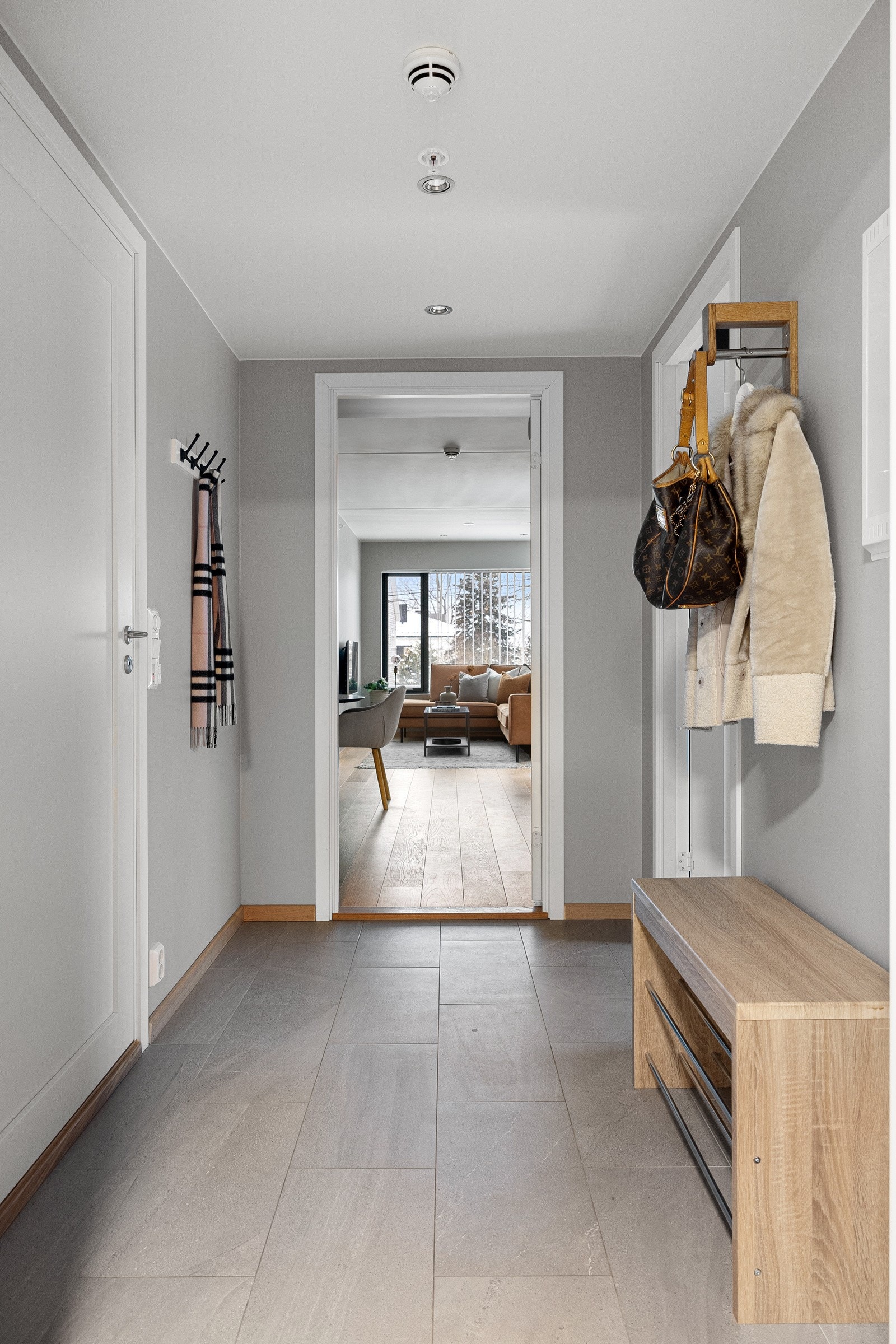 Entréen gir et meget godt førsteinntrykk av leiligheten med fliser på gulv og downlights i himling. Galleribilde