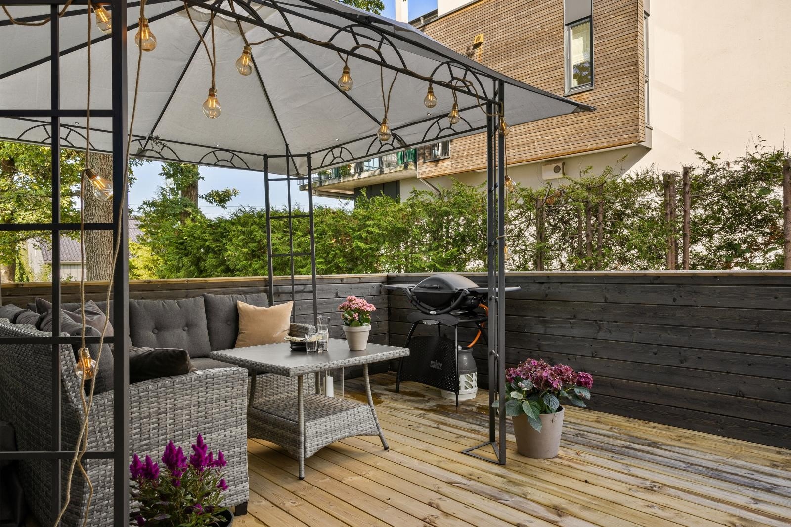 Utgang fra stuen til stor terrasse med god plass til diverse utemøblement og grill. Galleribilde