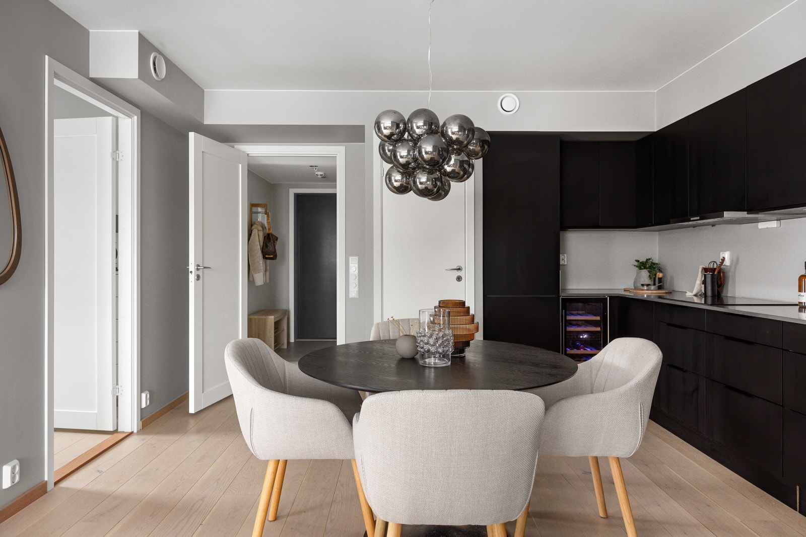 Det er lagt varmefolie i gulv i stue, kjøkken og soverom 3. Galleribilde