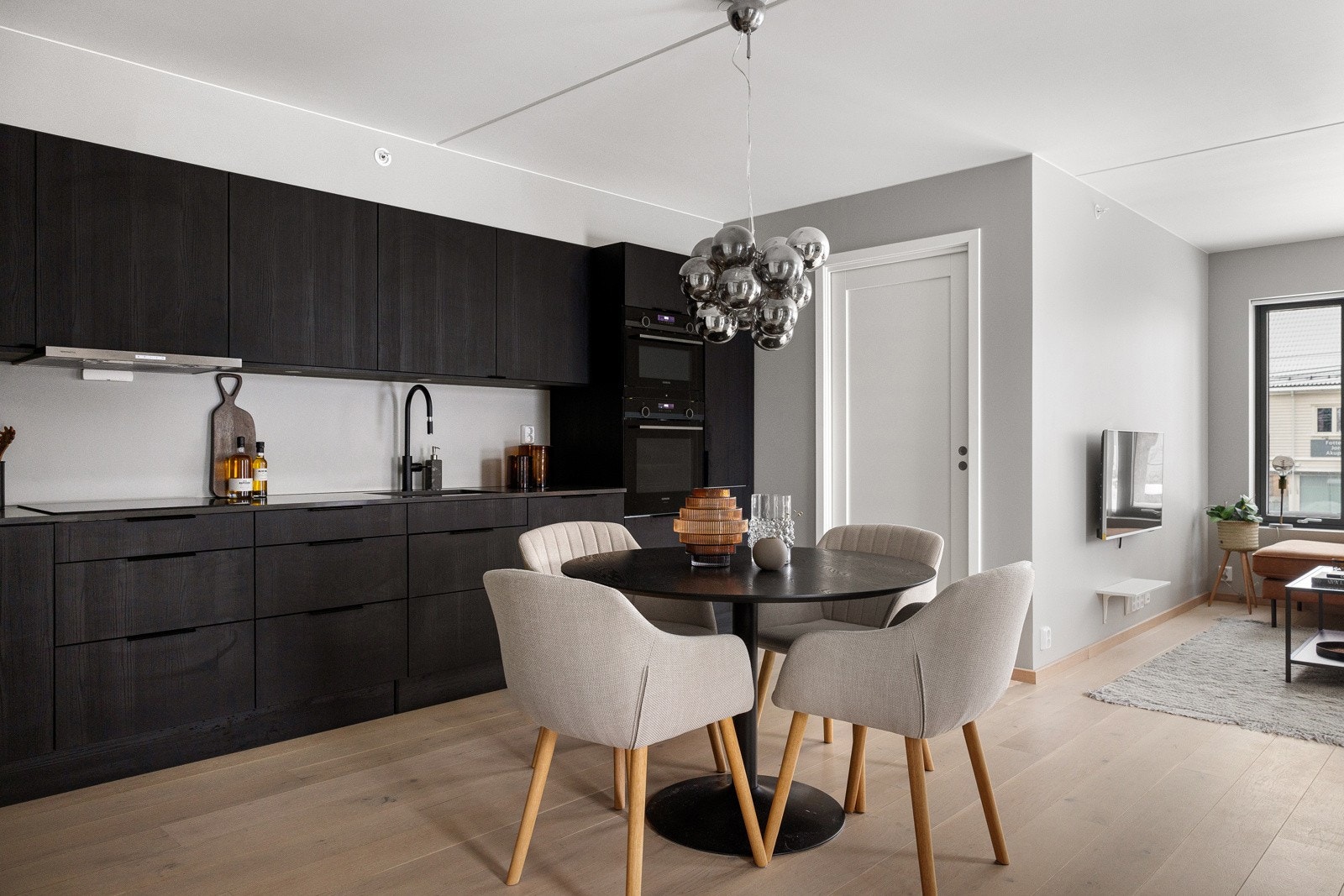 Kjøkkenet er utstyrt med integrerte hvitevarer: platetopp, stekeovn, kombiovn (stek/damp/mikro), vinskap, oppvaskmaskin, kjøl- og fryseskap. Galleribilde