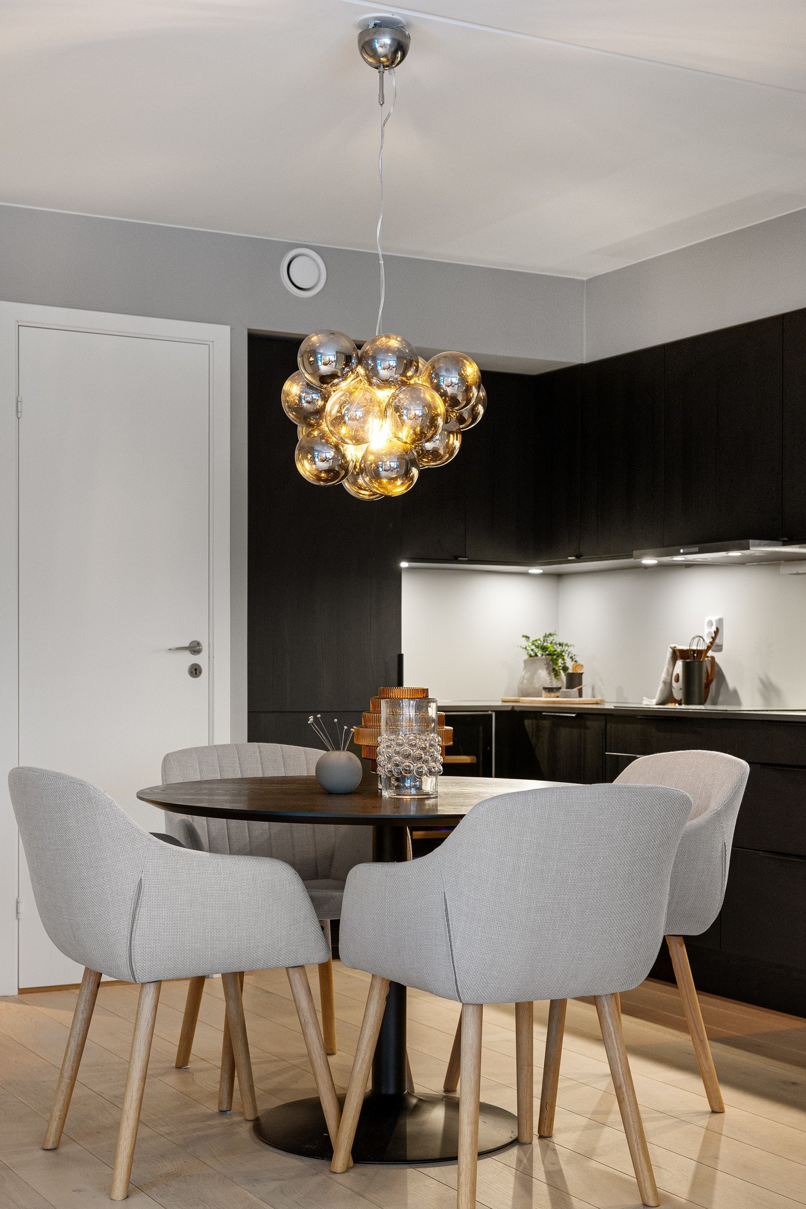 Adkomst fra kjøkken til teknisk rom med plass til bla. støvsuger. Galleribilde