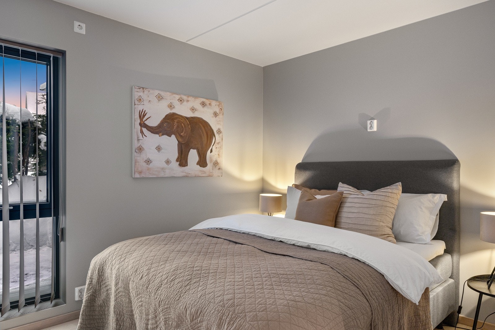 Adkomst fra entré til et romslig hovedsoverom med god plass til dobbeltseng og tilhørende nattbord. Galleribilde