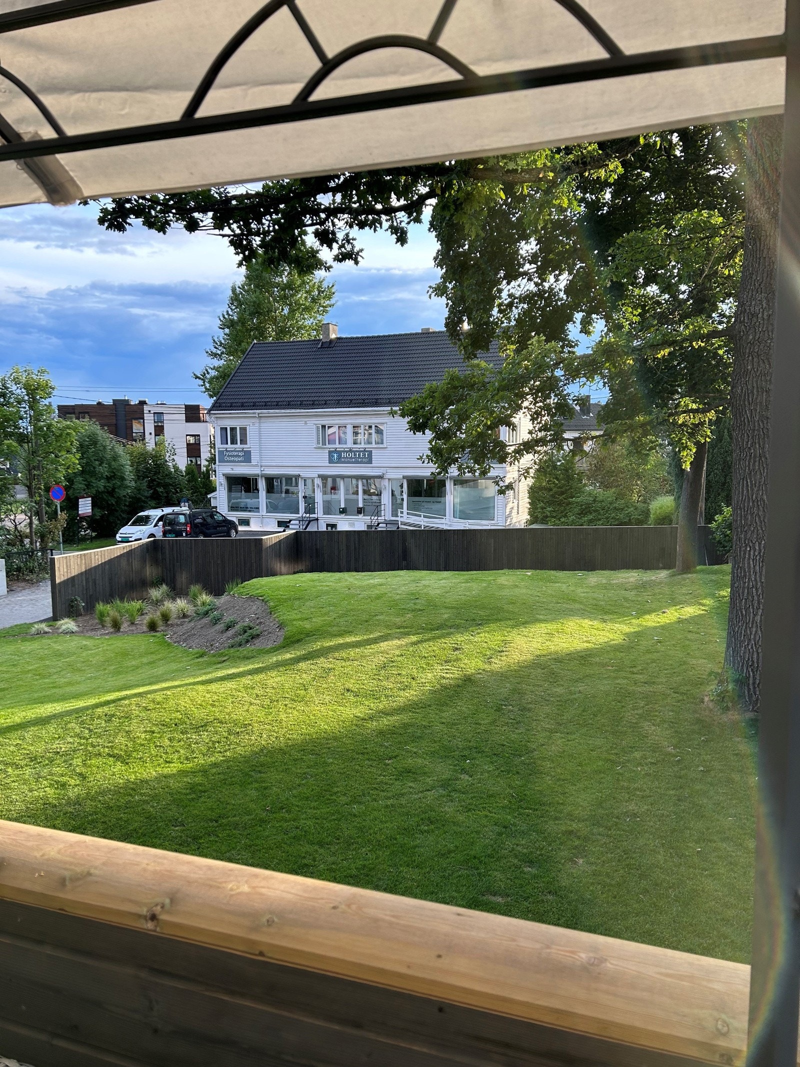 Terrassen vender mot sameiets grønne fellesarealer. Galleribilde