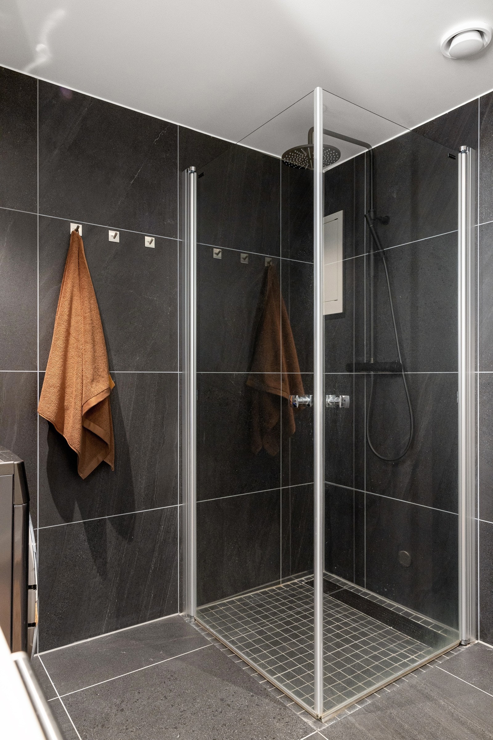 Varmekabler i gulv, downlights i himling og opplegg for vaskemaskin. Galleribilde